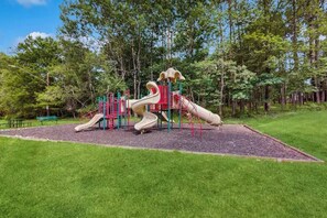 Children’s area - Family and Pet Friendly Poconos Cabin! (Long Pond)