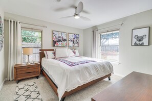 2 bedrooms, desk, Internet, bed sheets - 5 Mi to Dtwn Austin: Stylish Home w/ Office & Yard (Austin)