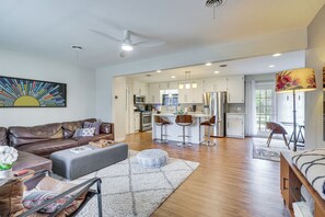 TV, books - 5 Mi to Dtwn Austin: Stylish Home w/ Office & Yard (Austin)