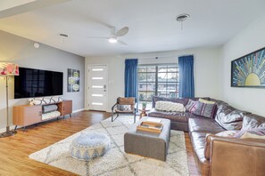 TV, books - 5 Mi to Dtwn Austin: Stylish Home w/ Office & Yard (Austin)