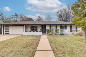 Exterior - 5 Mi to Dtwn Austin: Stylish Home w/ Office & Yard (Austin)