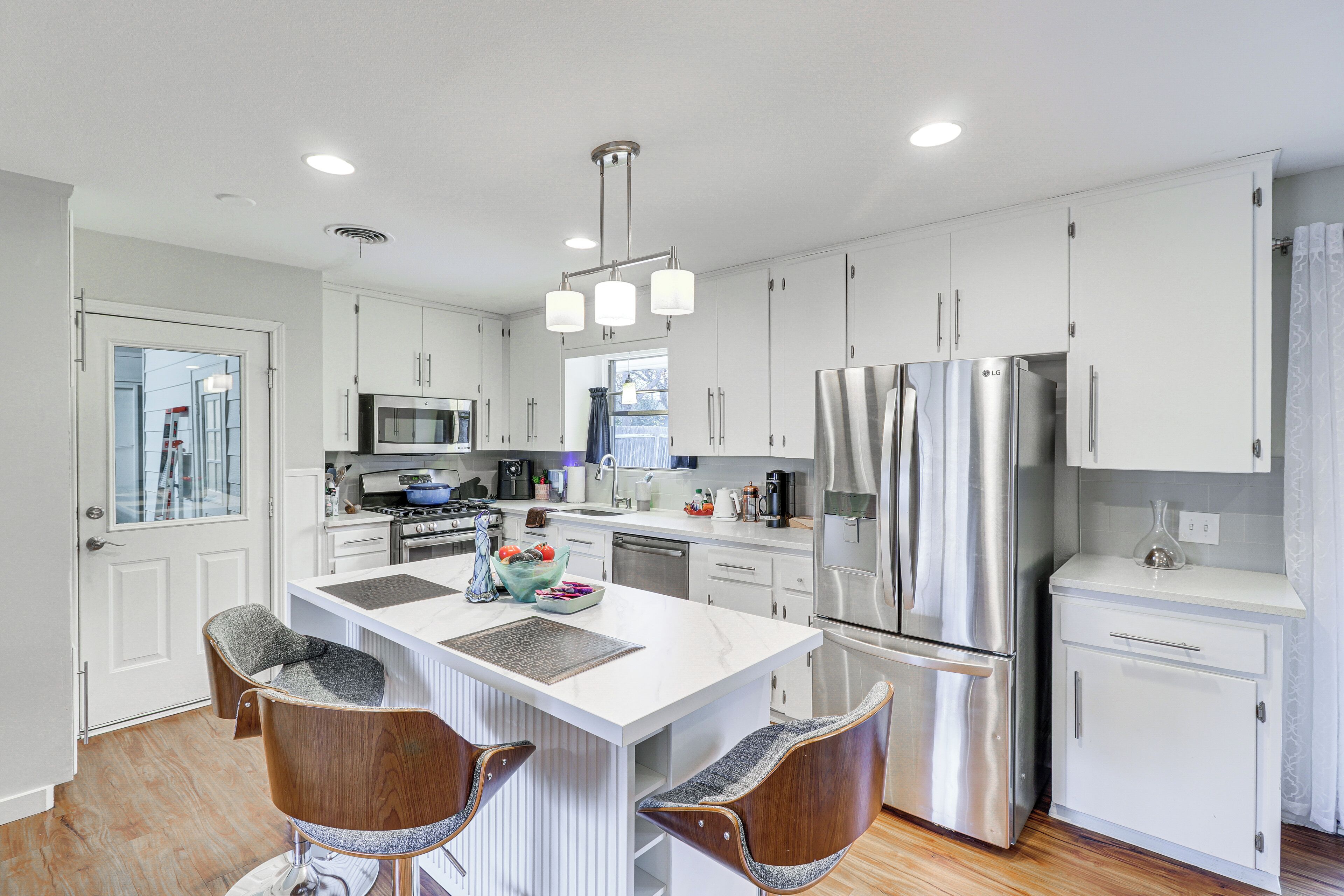 Réfrigérateur, four à micro-ondes, surface de cuisson, lave-vaisselle