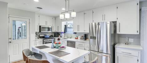 Een koelkast, een microgolfoven, een kookplaat, een vaatwasser