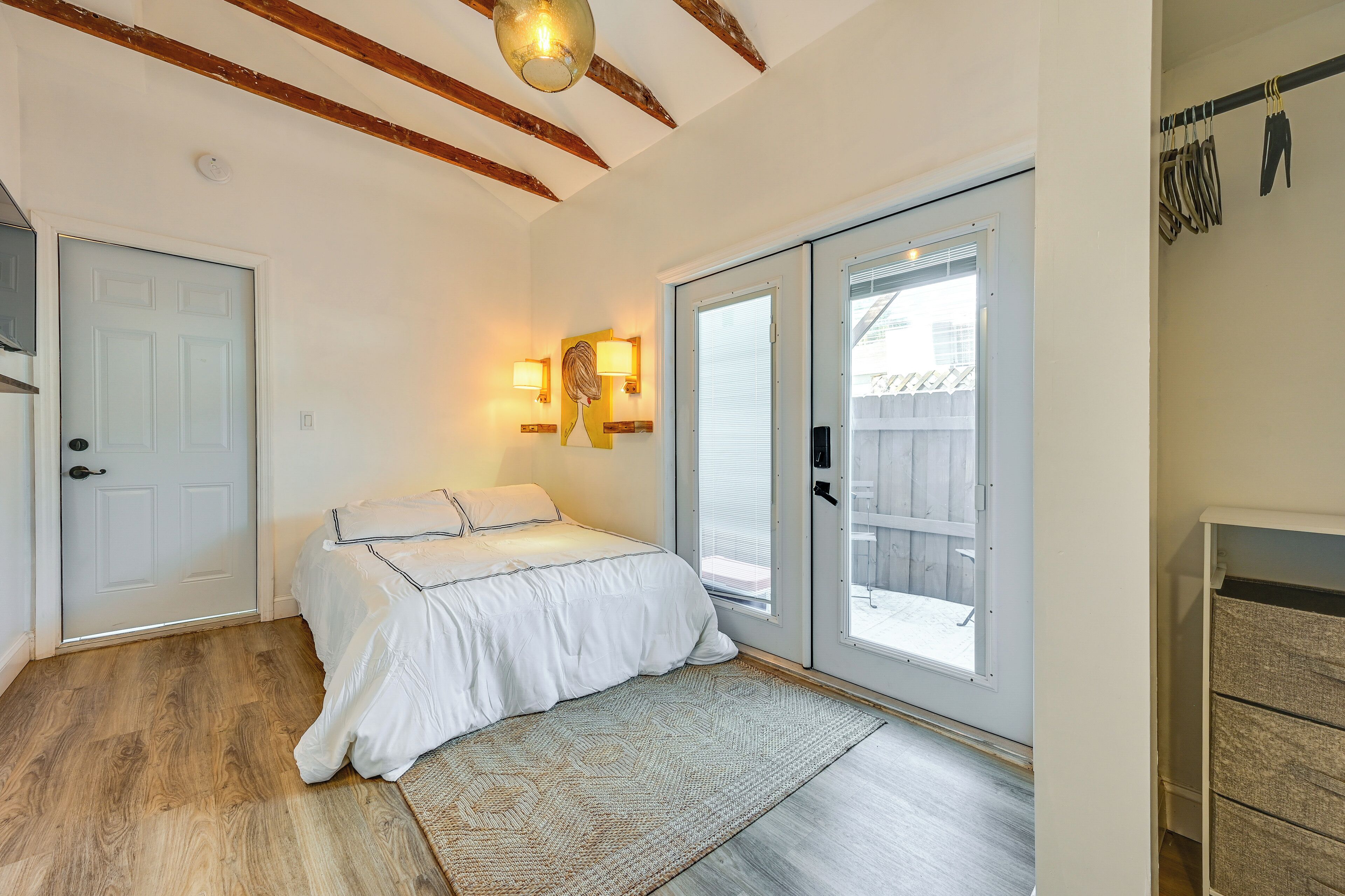 Desk, iron/ironing board, travel cot, Internet