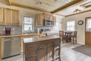 Jääkaappi, mikroaaltouuni, liesi, astianpesukone