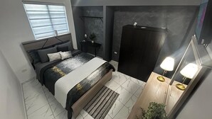 Een moderne slaapkamer met een bed, nachtkastje, kledingkast en een raam met jaloezieën.