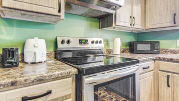 Réfrigérateur, micro-ondes, plaque de cuisson, lave-vaisselle