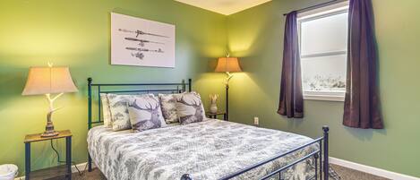 Bureau, fer et planche à repasser, lit parapluie, accès Internet