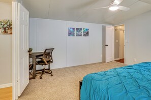 3 slaapkamers, een bureau, een strijkplank/strijkijzer, reisbedje