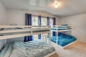 3 slaapkamers, een bureau, een strijkplank/strijkijzer, reisbedje