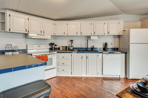 Réfrigérateur, micro-ondes, plaque de cuisson, lave-vaisselle