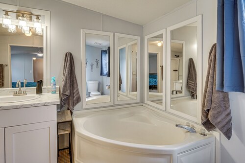 4 Mi to UF Campus! Game Day Getaway w/ Pool Access