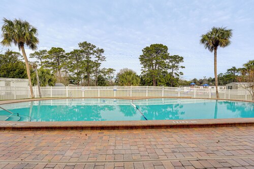 4 Mi to UF Campus! Game Day Getaway w/ Pool Access