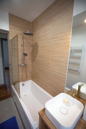 Shower, hair dryer, towels, soap - House 2mins from Parc de Sceaux (Antony)