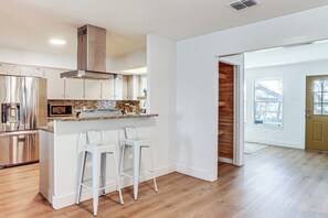 Køleskab, kogeplade, opvaskemaskine, kaffe-/temaskine