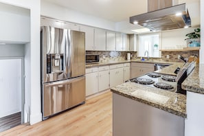 Køleskab, kogeplade, opvaskemaskine, kaffe-/temaskine