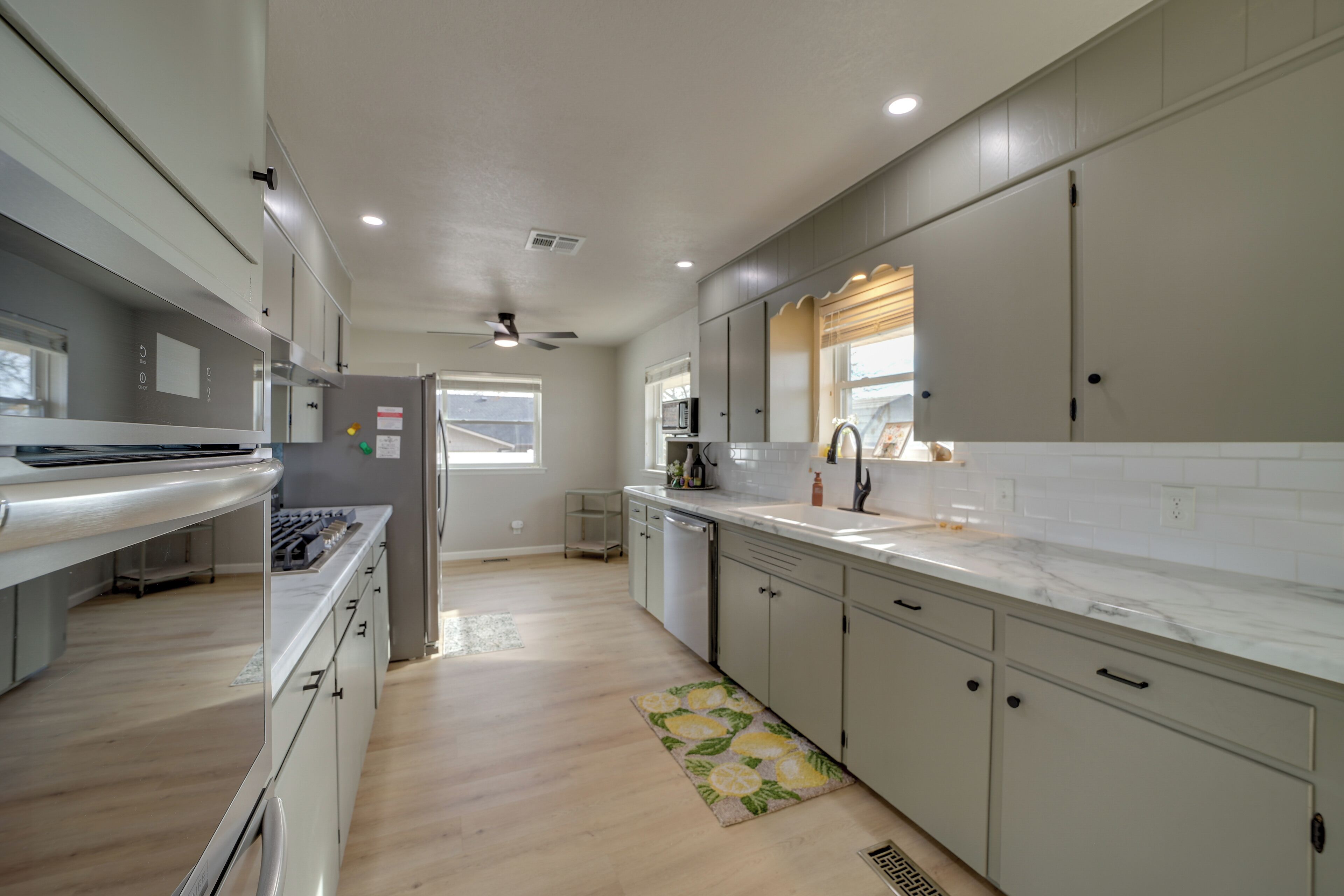 Réfrigérateur, micro-ondes, plaque de cuisson, lave-vaisselle