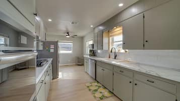 Réfrigérateur, micro-ondes, plaque de cuisson, lave-vaisselle