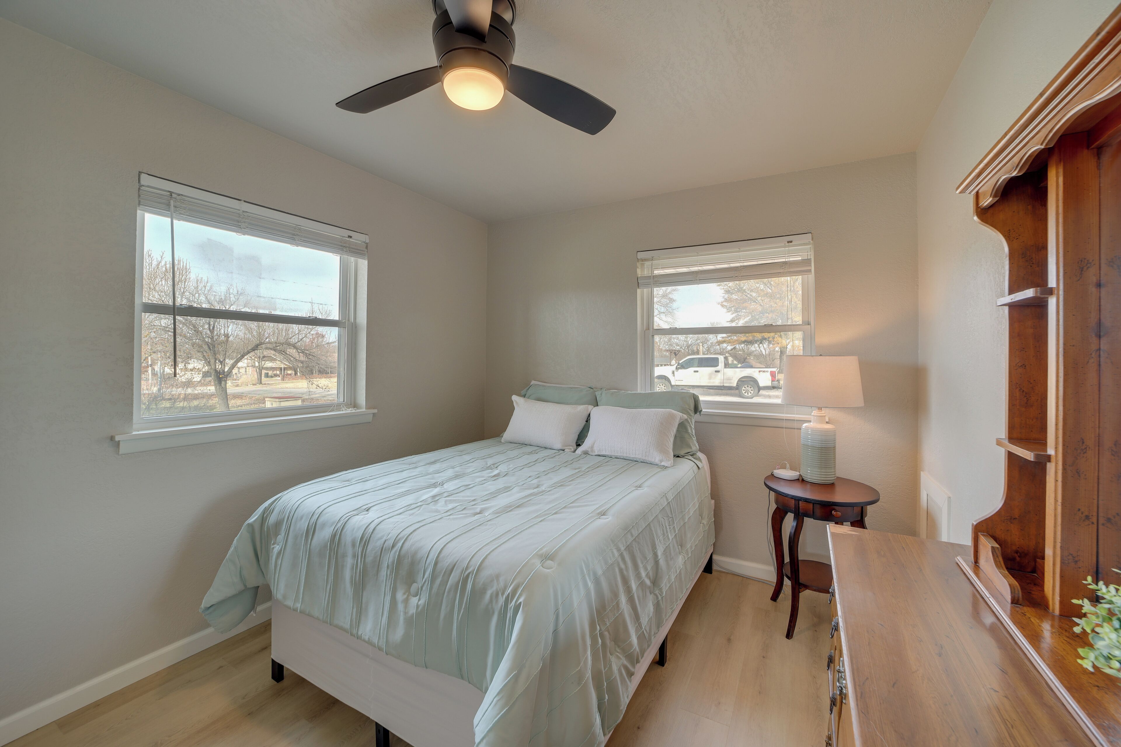 3 chambres, fer et planche à repasser, lit parapluie, accès Internet