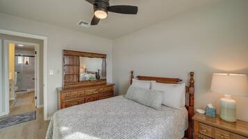 3 bedrooms, iron/ironing board, travel cot, Internet