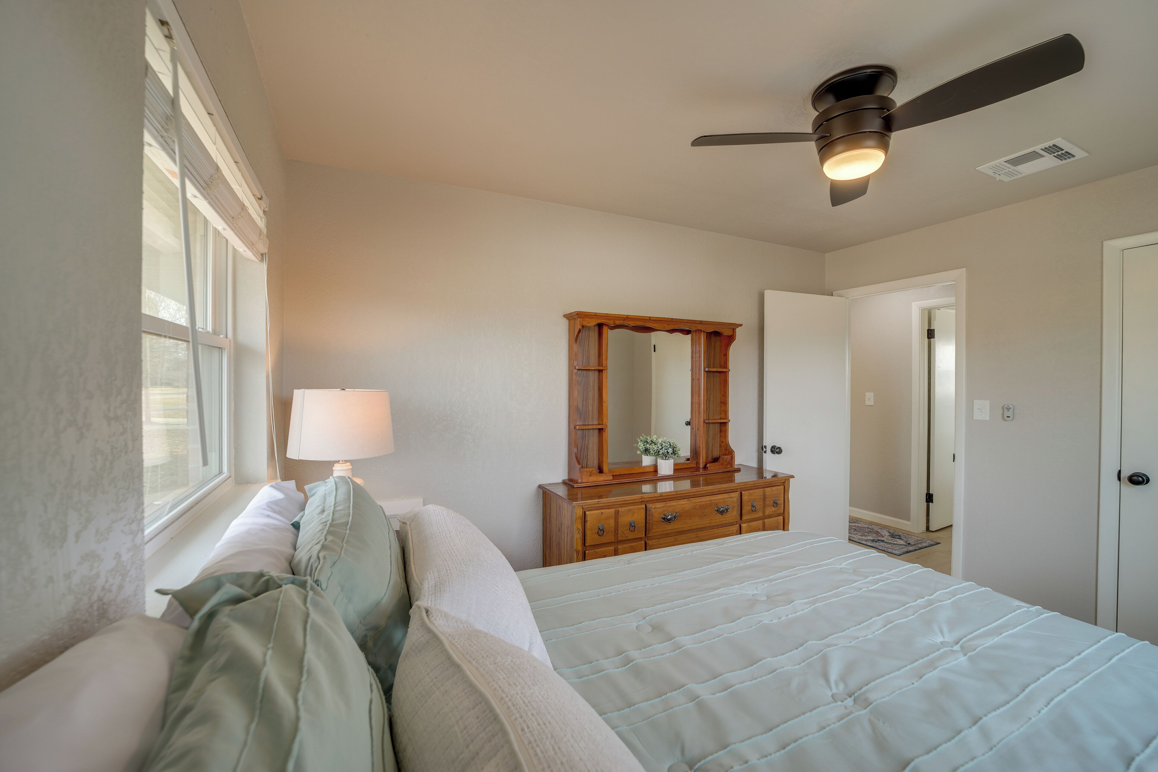 3 habitaciones, tabla de planchar con plancha, cuna de viaje y internet 