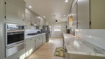 Fridge, microwave, stovetop, dishwasher