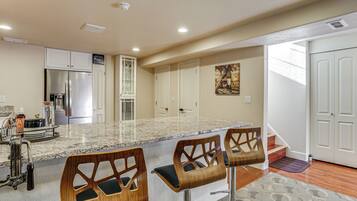 Réfrigérateur, micro-ondes, plaque de cuisson, lave-vaisselle