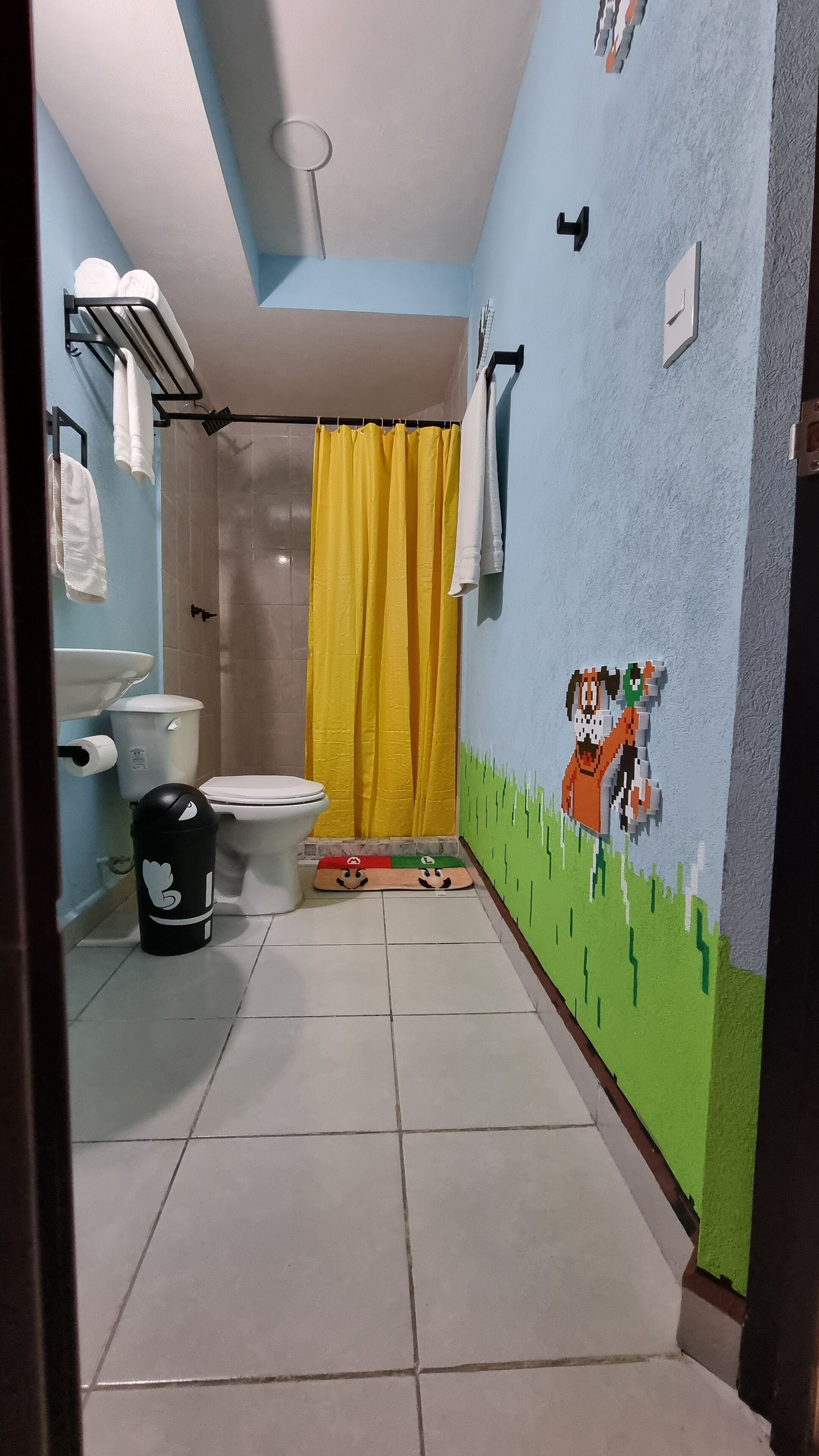 Toalhas de banho, sabonete, papel higiênico 