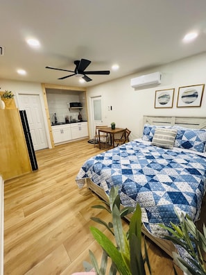 1 bedroom, iron/ironing board, free WiFi, bed sheets - Blue Escape for two. Steps from the casino (Tampa)