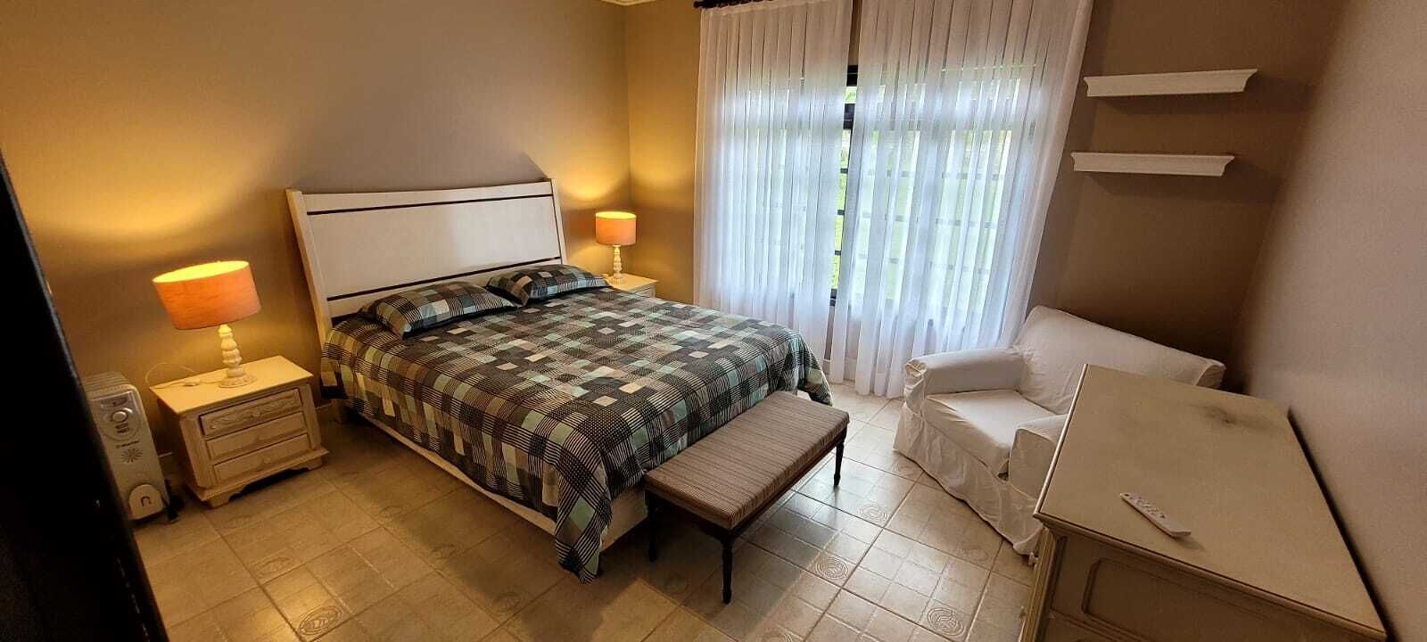 Espacio para trabajar con laptop y wifi gratis 