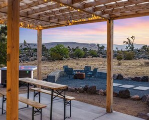 Outdoor dining - Gypsy Lou - Stargazing - Cowboy Pool - Spa - Soaking Tub (Yucca Valley)