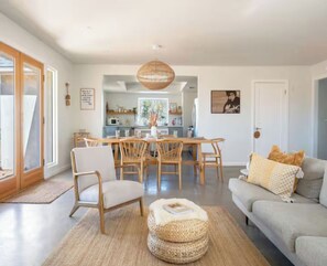 Living area - Gypsy Lou - Stargazing - Cowboy Pool - Spa - Soaking Tub (Yucca Valley)