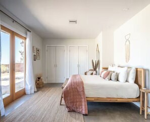 3 bedrooms, iron/ironing board, WiFi, bed sheets - Gypsy Lou - Stargazing - Cowboy Pool - Spa - Soaking Tub (Yucca Valley)