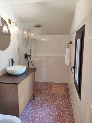 Shower, hair dryer, towels, soap - MerSea Beach House at only 10 meters from the Beach in Sainte-Maxime. (Sainte-Maxime)