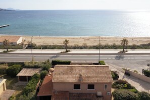 Beach - MerSea Beach House at only 10 meters from the Beach in Sainte-Maxime. (Sainte-Maxime)
