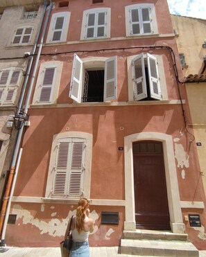 A building with multiple windows and a door, some with shutters. - MerSea Beach House at only 10 meters from the Beach in Sainte-Maxime. (Sainte-Maxime)