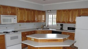 Fridge, microwave, oven, stovetop - Quiet Oxford Home with Modern Comforts (Oxford)