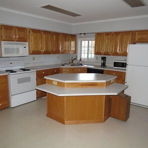 Fridge, microwave, oven, stovetop - Quiet Oxford Home with Modern Comforts (Oxford)