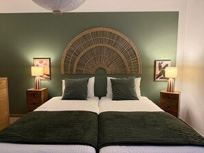 5 Schlafzimmer, Schreibtisch, Bügeleisen/Bügelbrett, Reisekinderbett