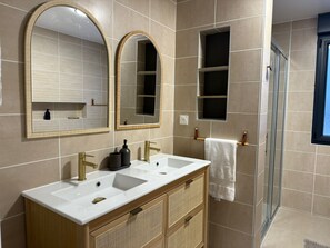 Dusche, Haartrockner, Handtücher, Seife