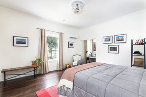 1 bedroom, iron/ironing board, Internet, bed sheets - Near Tyler Perry Studios - Perfect for Production Crew Members!! (Atlanta)