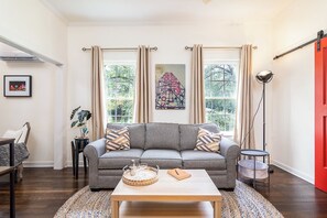 Living area - Near Tyler Perry Studios - Perfect for Production Crew Members!! (Atlanta)