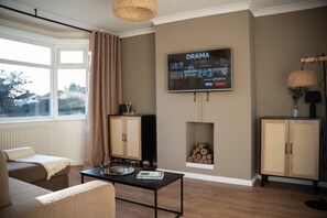 TV, books - Comfortable Stay - Close to Chester City Centre (Cheshire West and Chester)