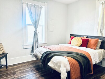 Spacious Downtown Farmington Home – Work & Relax in Comfort