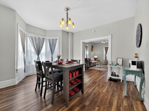Cozy 3BR Downtown Farmington Short Walk to Shops & Dining