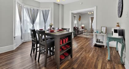 Cozy 3BR Downtown Farmington Short Walk to Shops & Dining