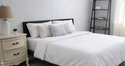 Spacious Downtown Farmington Home – Work & Relax in Comfort