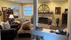 Living area - 4-bedroom house in perfect Santa Barbara, 5 minutes from the beach! (Santa Barbara)