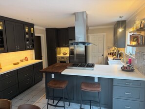 Microwave, oven, stovetop, dishwasher - 4-bedroom house in perfect Santa Barbara, 5 minutes from the beach! (Santa Barbara)