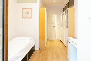 3 bedrooms, desk, soundproofing, iron/ironing board - [Charm & Style Bari] Large Central Apartment (Bari)
